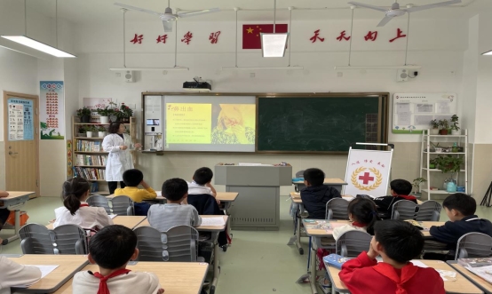 南京紫东江宁学校“红十字日”活动宣传照片-3
