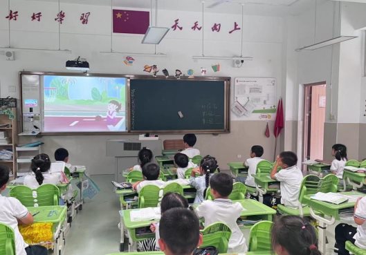 二2班观看青少年预防近视公益动画短片